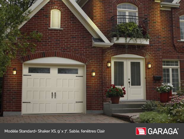 Porte de garage Garaga - Modèle Standard+ Shaker XS, 9’ x 7’, Sable, fenêtres Clair